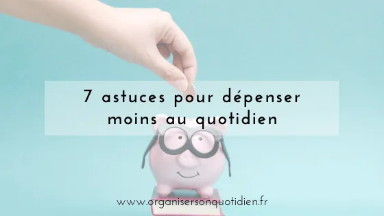 Bureau avec calculatrice, dossier de regroupement de crédits ouvert et tableau de mensualités annoté