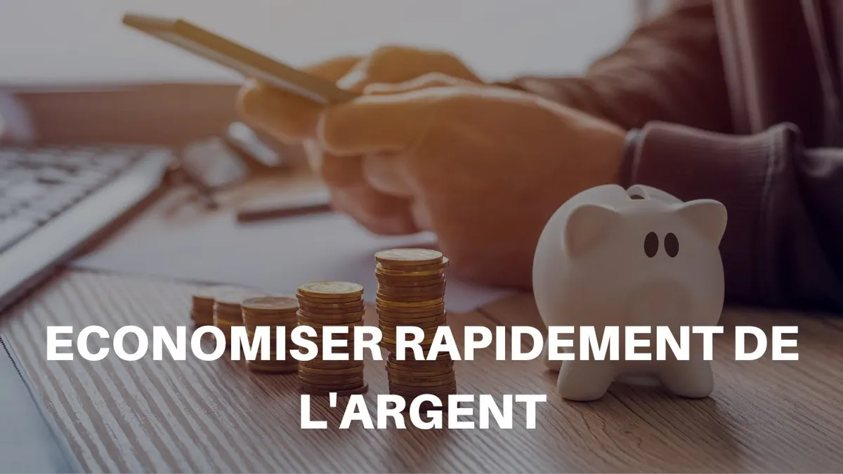 Bureau avec calculatrice, dossier de regroupement de crédits ouvert et tableau de mensualités annoté