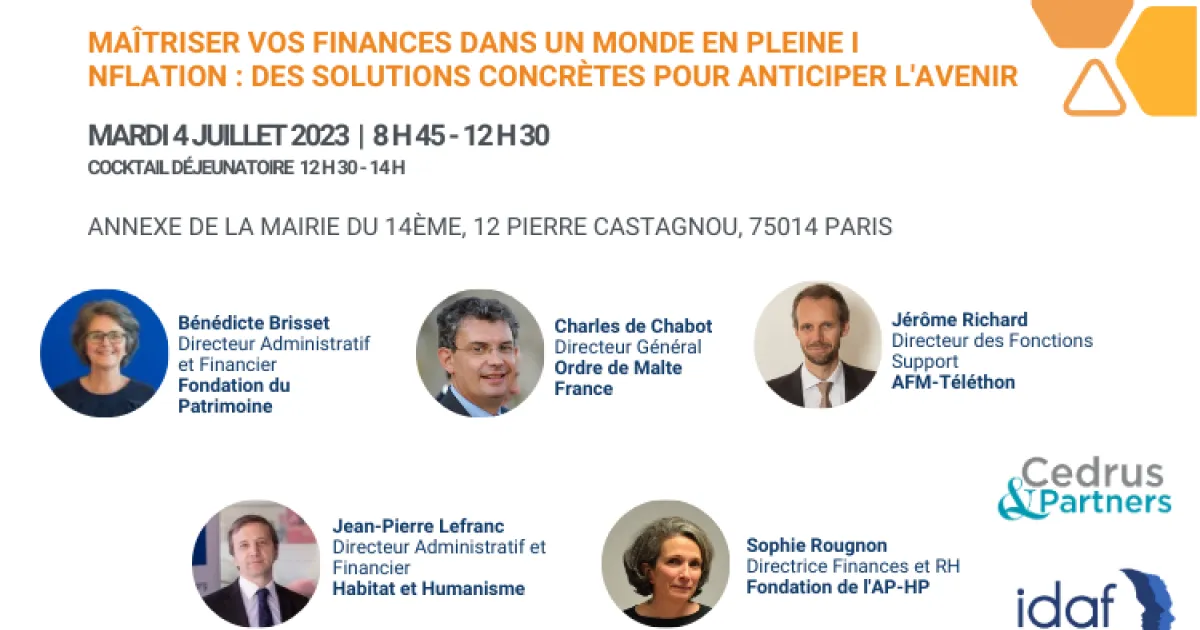 Bureau avec calculatrice, dossier de regroupement de crédits ouvert et tableau de mensualités annoté