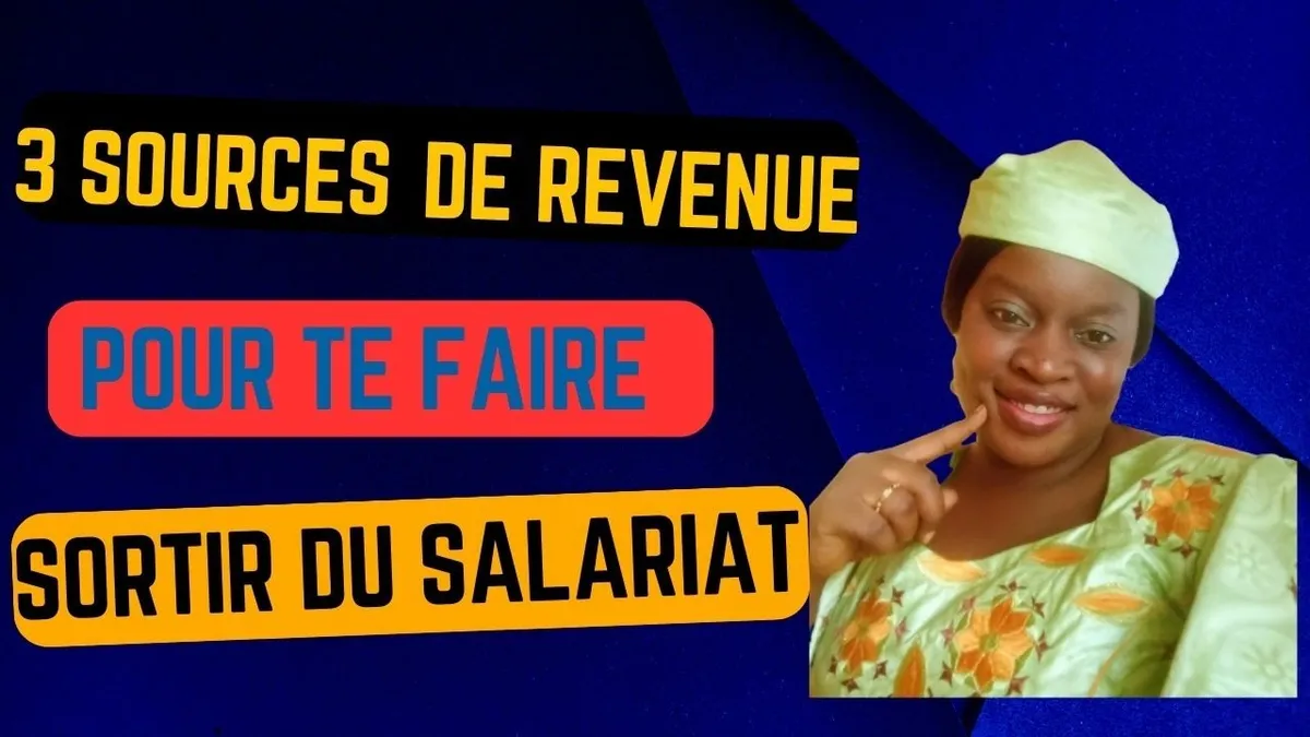 Bureau avec calculatrice, dossier de regroupement de crédits ouvert et tableau de mensualités annoté