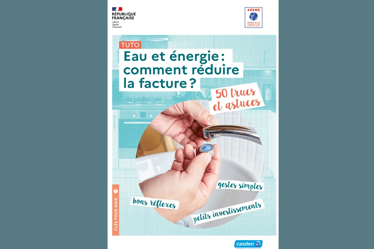 Bureau avec calculatrice, dossier de regroupement de crédits ouvert et tableau de mensualités annoté