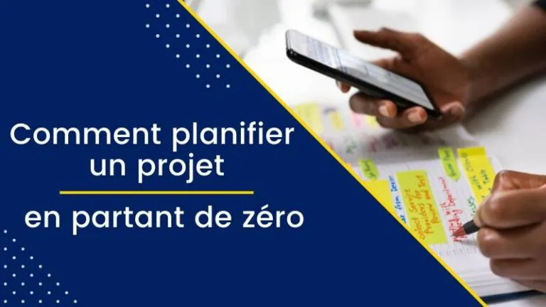 Bureau avec calculatrice, dossier de regroupement de crédits ouvert et tableau de mensualités annoté