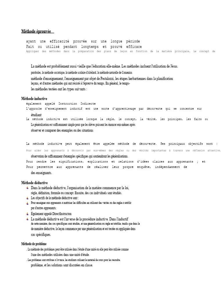 Bureau avec calculatrice, dossier de regroupement de crédits ouvert et tableau de mensualités annoté