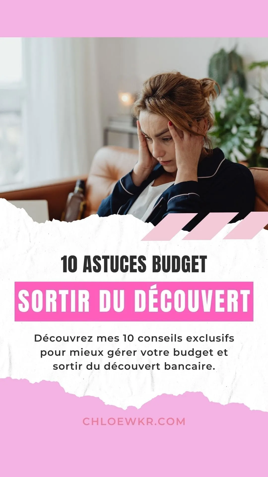 Bureau avec calculatrice, dossier de regroupement de crédits ouvert et tableau de mensualités annoté