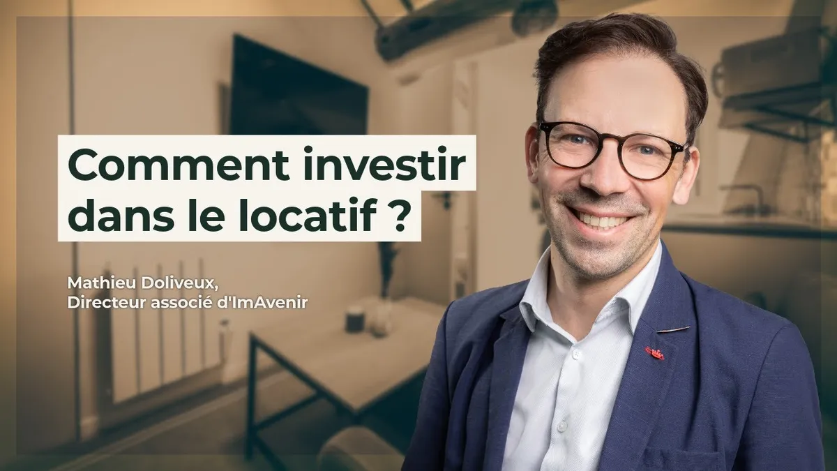 Bureau avec calculatrice, dossier de regroupement de crédits ouvert et tableau de mensualités annoté