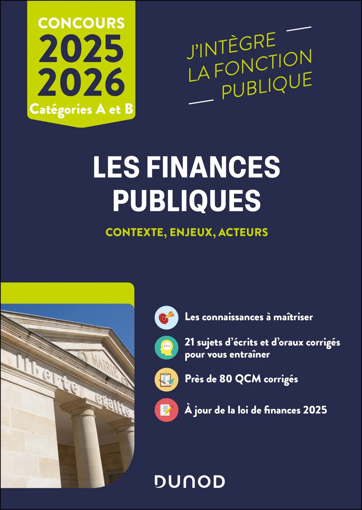 Bureau avec calculatrice, dossier de regroupement de crédits ouvert et tableau de mensualités annoté