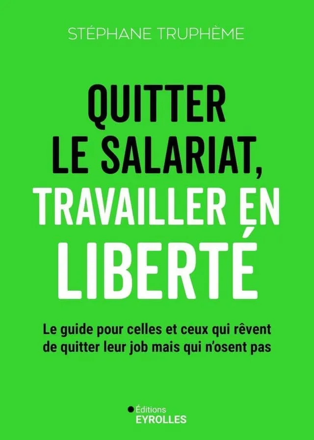 Bureau avec calculatrice, dossier de regroupement de crédits ouvert et tableau de mensualités annoté