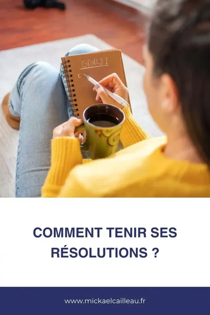 Bureau avec calculatrice, dossier de regroupement de crédits ouvert et tableau de mensualités annoté